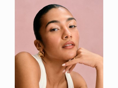 Olivia Dean incarne le Parfum Burberry Her