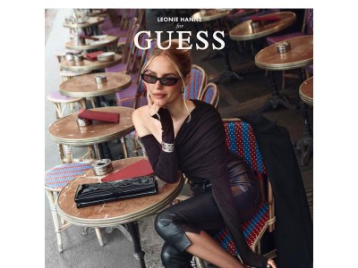Leonie Hanne x GUESS: Accessoires Essentiels